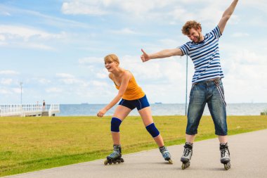 Dışarıda paten süren genç bir çift.