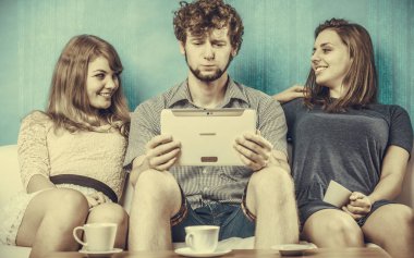 Arkadaşlar internet tablet üzerinde tarama rahatlatıcı.