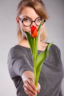 Sarışın kadınla tek Lale.