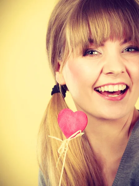 Sorrindo menina segurando coração . — Fotografia de Stock