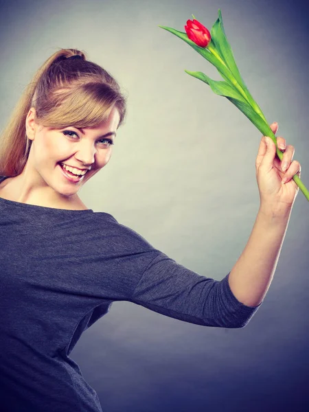 Grinning donna con fiore . — Foto Stock