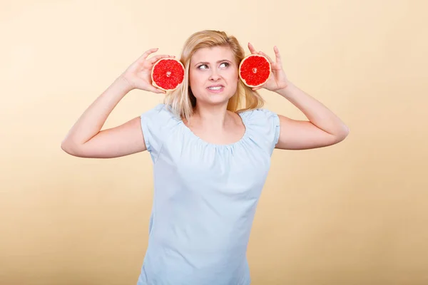 Feliz mujer sonriente sosteniendo pomelo rojo —  Fotos de Stock