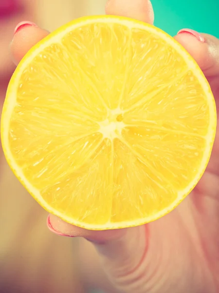 Γυναίκα που κρατά φρούτων λεμονιού ή πορτοκαλιού — Φωτογραφία Αρχείου
