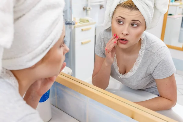 Kvinna tittar på sin spegelbild — Stockfoto