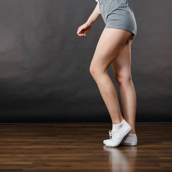 Kvinna som bär grå shorts, benen bara — Stockfoto