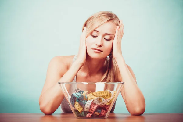 Diet. Gadis dengan pita ukur berwarna-warni dalam mangkuk — Stok Foto