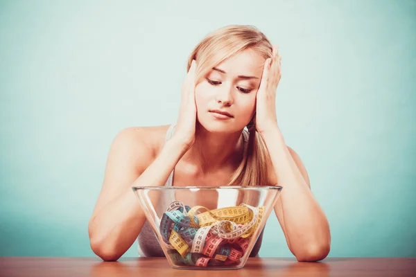 Dieta. Menina com fitas de medição coloridas na tigela — Fotografia de Stock