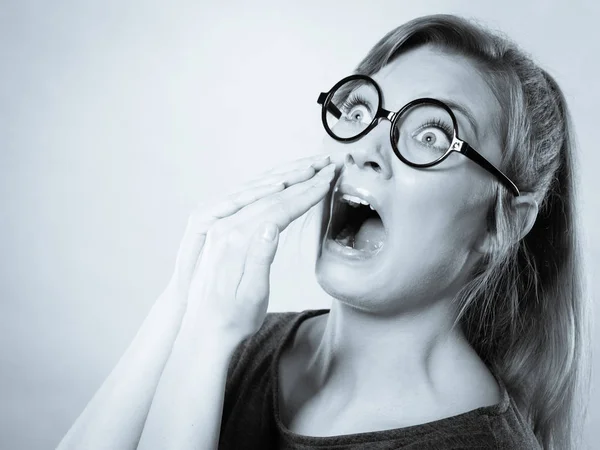 Chica asustada en gafas . — Foto de Stock