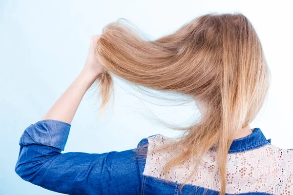 Mulher loira brincando com o cabelo . — Fotografia de Stock