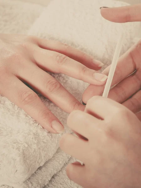 Frau lässt sich Maniküre machen Feile Nägel — Stockfoto