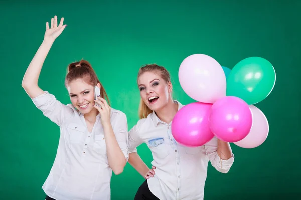 Cep telefonu ve balon ile iki kız — Stok fotoğraf