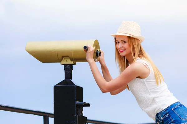Touriste femme avec chapeau de soleil regardant à travers le télescope — Photo