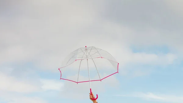 透明のビニール傘を持つ女性の手 — ストック写真
