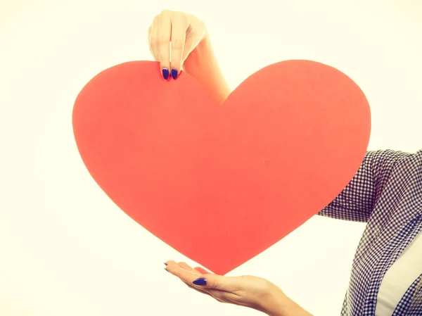 Γυναίκα που κρατά μεγάλο κόκκινη καρδιά, σύμβολο αγάπη — Φωτογραφία Αρχείου