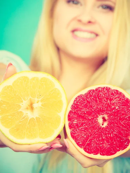 Frau hält Grapefruit-Zitrusfrucht in Händen — Stockfoto