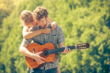Genç çift kamp oyun gitar açık