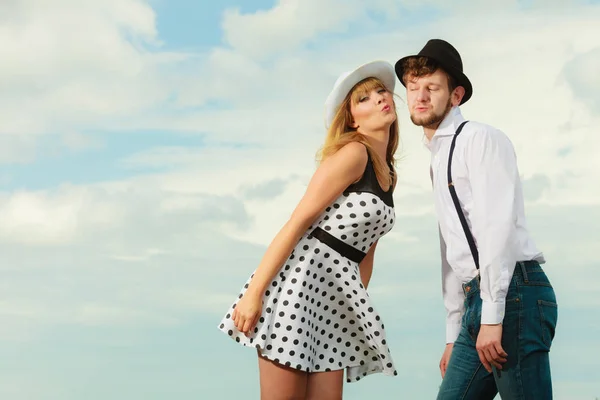 Pareja cariñosa estilo retro coqueteando al aire libre — Foto de Stock