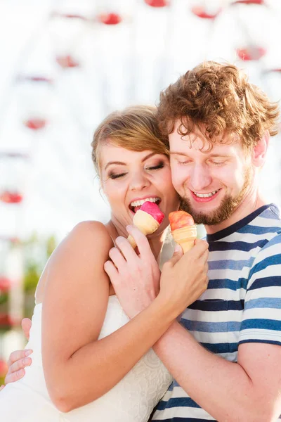 A fiatal pár-kültéri étkezési fagylalt — Stock Fotó