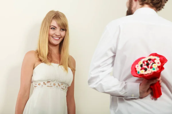 Man giving woman candy bunch flowers. Love. — Stock Photo, Image