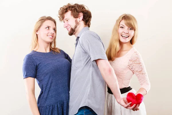 Hombre guapo traicionó a las mujeres — Foto de Stock