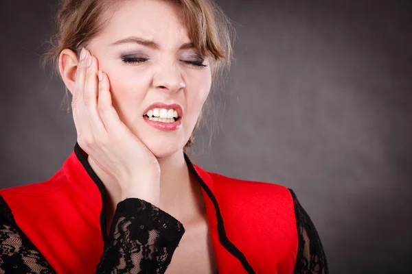 Emoción negativa. Mujer con dolor de muelas . —  Fotos de Stock