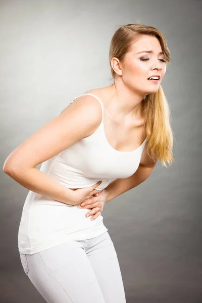 Mulher sofre de dor de barriga . — Fotografia de Stock
