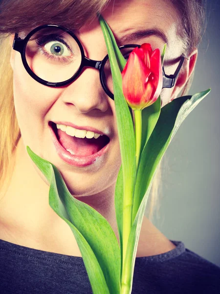 Mädchen mit Tulpe fühlen Verbindung zur Natur. — Stockfoto