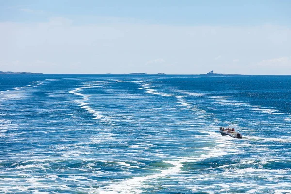 Trail on the water after the ferry sail — Stock Photo, Image