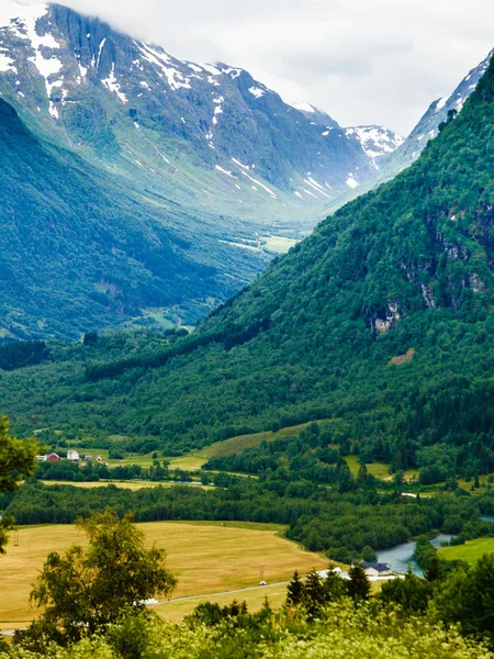 Montañas paisaje de verano en Noruega . — Foto de Stock