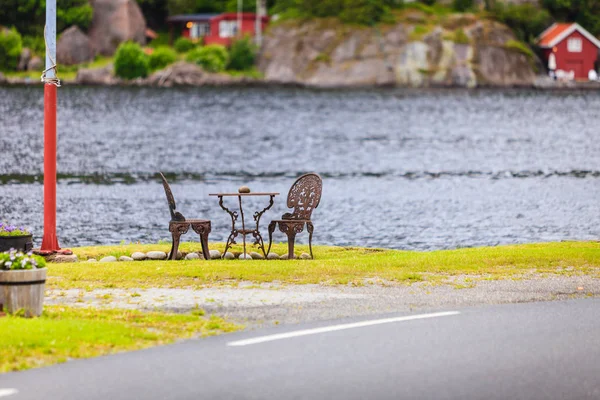 Mesa de centro con dos sillas al aire libre cerca del lago — Foto de Stock