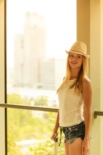 Atractiva mujer con sombrero de sol y top blanco — Foto de Stock