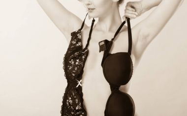 Siyah yumuşak ve pushup sutyen sutyen kızla.