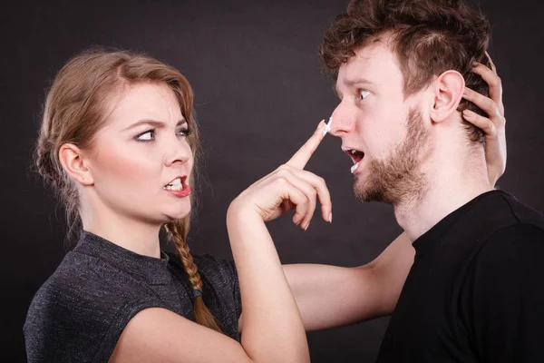Kadın adamın yüzüne karşı krem uygulamak. — Stok fotoğraf