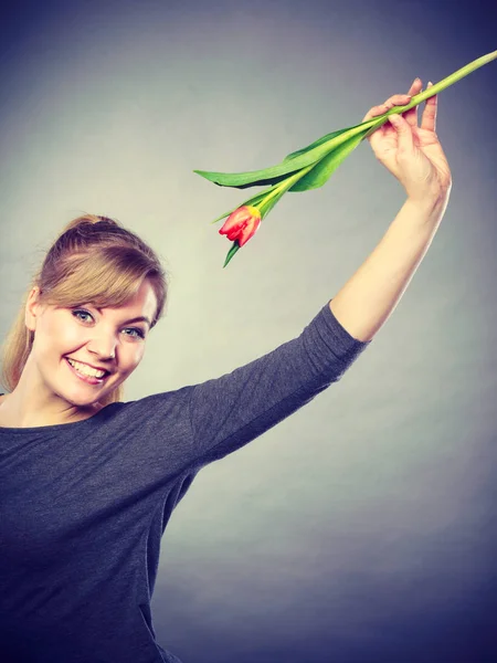 Grijnzende vrouw met bloem. — Stockfoto