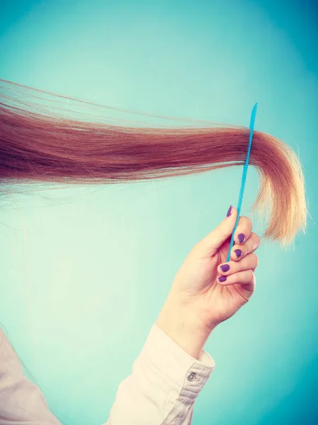 Mujer de pelo largo peinándose el pelo . — Foto de Stock