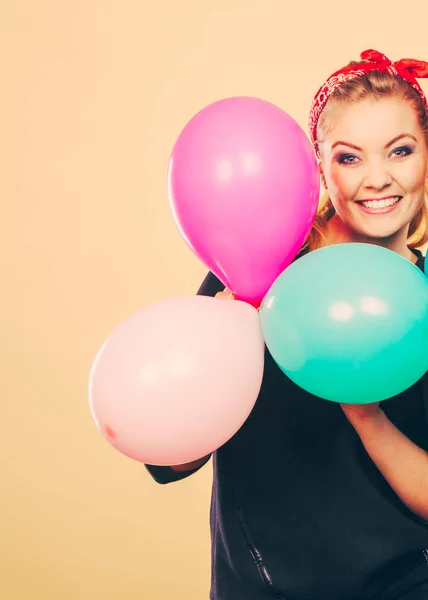 Ler galen tjej att ha kul med ballonger. — Stockfoto