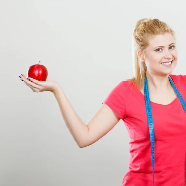 Mujer feliz sosteniendo manzana y cinta métrica — Foto de Stock