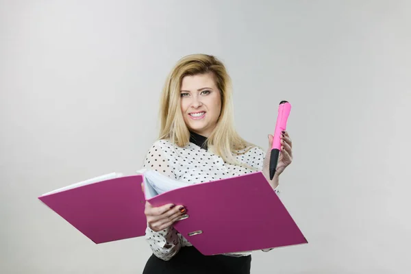 Gelukkig positieve zakenvrouw holding binder — Stockfoto