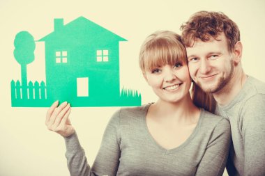 Genç çift gösteren modeli.