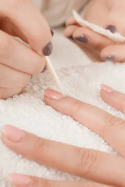 Schoonheidsspecialiste voorbereiding nagels voor manicure, nagelriemen terug te duwen — Stockfoto