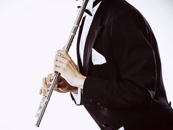 Флейтист в плаще держит флейту. — стоковое фото
