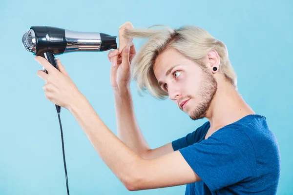 Hombre de moda con secador de pelo — Foto de Stock