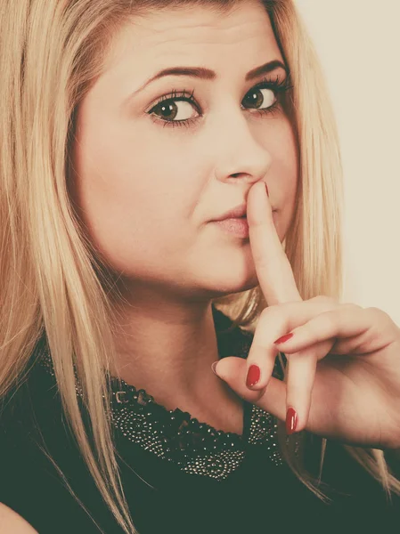 Atraktivní blondýnka mlčení gesto — Stock fotografie