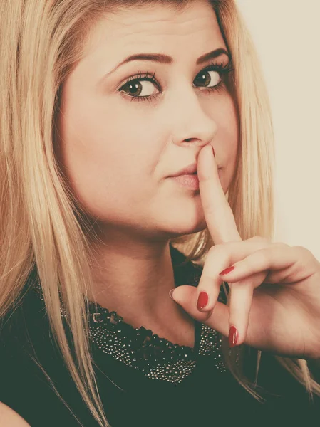 Attraente donna bionda che fa silenzio gesto — Foto Stock