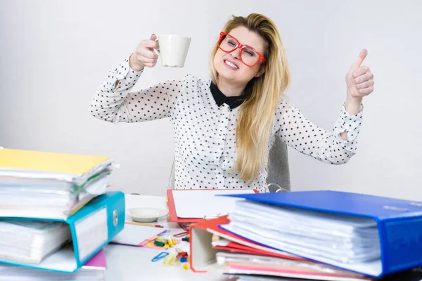 Donna felice in ufficio bere caffè caldo — Foto Stock