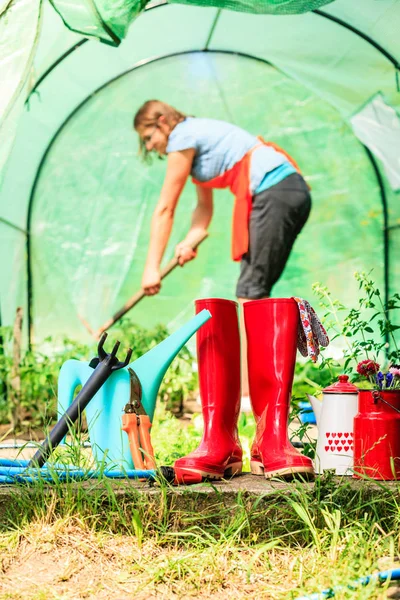 Жінка-фермер і садівництво інструменти в саду — стокове фото