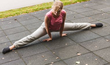 Isınma kadar uzanan aktif kadın. Egzersiz.