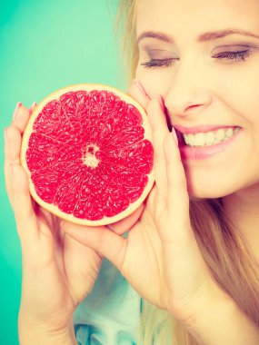 Kadın greyfurt narenciye meyve elinde tutan