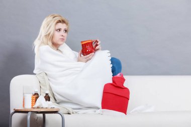 Kadının koltukta yalan grip olan hasta