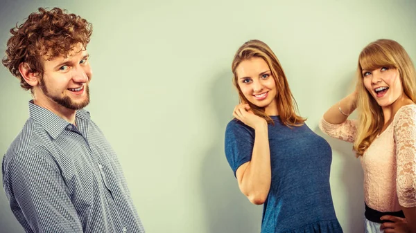 Dos mujeres hablando chismes sobre el hombre . — Foto de Stock